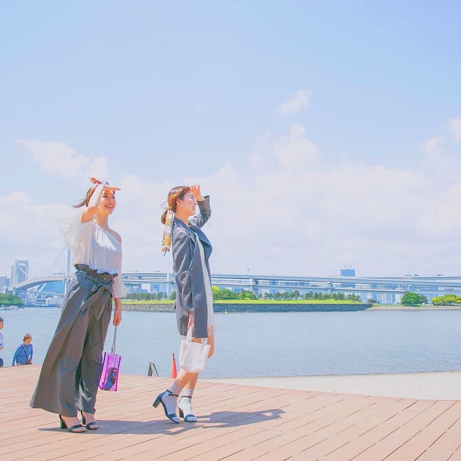 SuperGroupiesのインスタグラム：「ぴかちゃん＆へいりんのリンクコーデ👭in #Odaiba ⠀⠀⠀⠀⠀⠀⠀ 洋服を全部お揃いにするのではなく、 配色と小物系だけを合わせた オトナのシミラールックにチャレンジ❣️❣️❣️ ⠀⠀⠀⠀⠀⠀⠀ ⠀⠀⠀⠀⠀⠀⠀ 二人のスカーフアレンジも違うのです！😋 ⠀⠀⠀⠀⠀⠀⠀ へいりんは 一旦ヘアゴムと一緒にまとめて あえて長く調整し、歩くたびにゆれるように演出🌟  ぴかちゃんは さくらんぼのピアスと同色のスカーフをチョイスして、 自然と耳元に目がいくように上で結びました🍒 ⠀⠀⠀⠀⠀⠀⠀ ⠀⠀⠀⠀⠀⠀⠀ 同じアイテムでも少しアレンジすることで それぞれの個性を出しながら リンクコーデができるのでおすすめです😎🎶 ⠀⠀⠀⠀⠀⠀⠀ ──────────────────────﻿ 🚨Today’s Item🚨 Detective Conan Collaboration Series Tōru Amuro model ① アウター #Blazer / ￥19,800 +tax ② ワイドパンツ #WidePants / ￥11,800 +tax ※5/31まで数量限定販売中です。 Only a limited amount available until May 31! ──────────────────────﻿ ⠀⠀ ⠀⠀⠀⠀⠀⠀⠀ ⠀⠀⠀⠀⠀⠀⠀ ⠀ ⠀⠀⠀⠀⠀⠀⠀ 📺Live配信のお知らせ📺 本日5/30（木）14:00〜Live配信します！🙌🏻 ⠀⠀⠀⠀⠀ ⠀⠀⠀⠀⠀ 今回のLive配信は・・・﻿ #名探偵コナン special✨  スタッフぴかちゃん＆へいりんが行ってきた 名探偵コナンカフェ☕️のレポや、 安室透をイメージしたセットアップアイテムの コーディネート方法など💕 名探偵コナンに関した雑談会をします😋  視聴者限定プレゼント🎁もありますよ！ ライブ配信を見てくれた方の中から抽選で﻿ ✅#安室透 モデル / アウター を1名様にプレゼントいたします👏﻿ ⠀⠀⠀⠀⠀⠀⠀ ⠀⠀⠀⠀⠀⠀⠀ 応募条件などの詳細は、 本日のLive配信でチェックしてください💨 ⠀⠀ ⠀⠀⠀ ⠀⠀⠀⠀⠀⠀⠀ ⠀⠀⠀⠀⠀⠀⠀ #supergroupies #coordinate #anime #japaneseanime #スーパーグルーピーズ #アニメ #アニメコラボ #コラボグッズ #ファッションにアニメを #プレゼントキャンペーン #名探偵コナン映画 #降谷零 #DetectiveConan #CaseClosed #AmuroTooru #春アウター #ワイドパンツコーデ #スーツ女子 #グレーコーデ #シンプルコーデ #双子コーデ #お台場 #odaiba #similarlook #live配信 #ライブ配信」