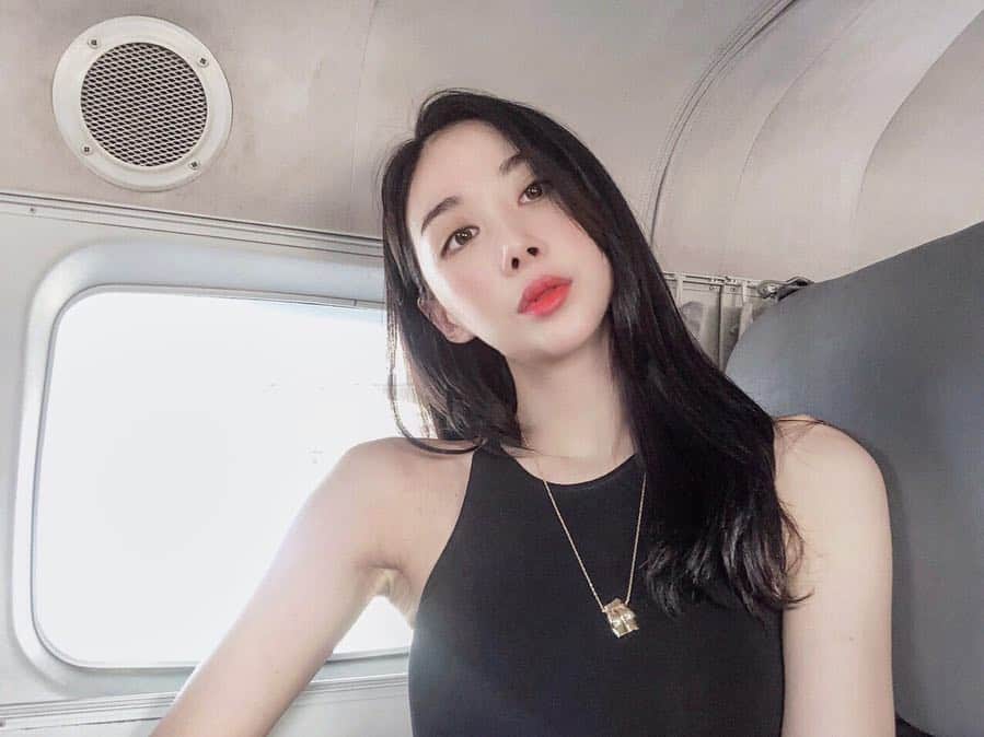 イユエリンのインスタグラム：「오늘 뭐 입어야되나..🌹」