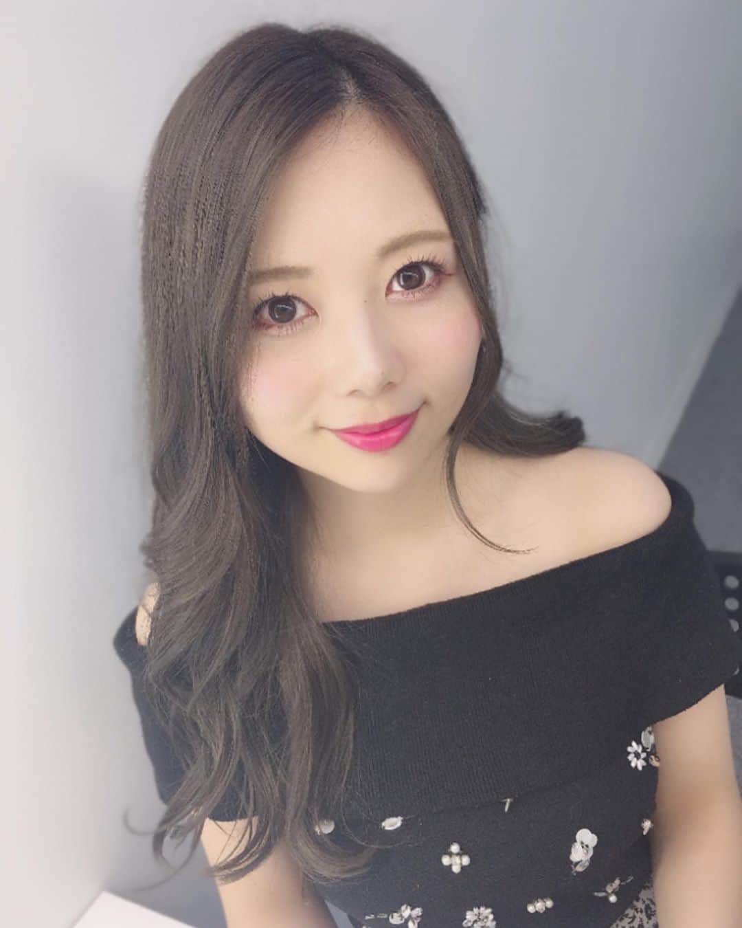 西村季里子のインスタグラム：「・ C channelスタジオの楽屋のライトが すごかった😊💥💥 家にもリングライト買おうかな〜🌟 最近美容欲がすごい🧖🏻‍♀️💅🏻💄 週1の美容鍼と1日2ℓのお水飲んでたら 肌荒れ全くしなくなった(気がする) 夏だからね🍉綺麗綺麗する🍉 #美容#美容鍼#ダイエット#diet  #お腹すいた#follow #followme」