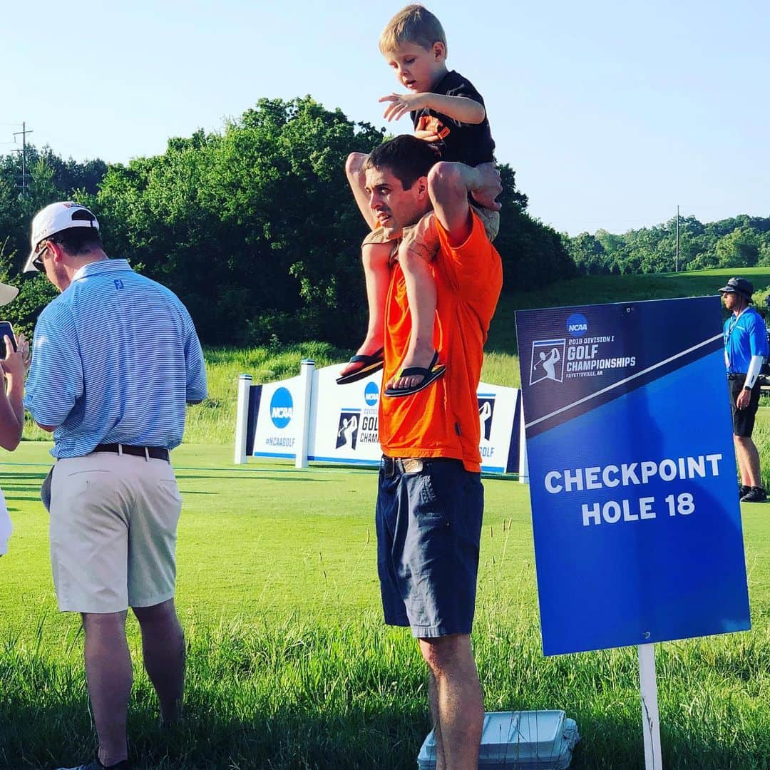 デリック・ディラードのインスタグラム：「What a fun week it’s been already, and summer’s not even officially here!  We got to see our Cowboys dominating the NCAA Golf Championships!  Then we got to meet our freshest niece/cousin, little Ivy Jane ❤️👶🏻 ⛳️ 🏌️ #familytime #memorialday #gopokes #golf #ncaagolf」