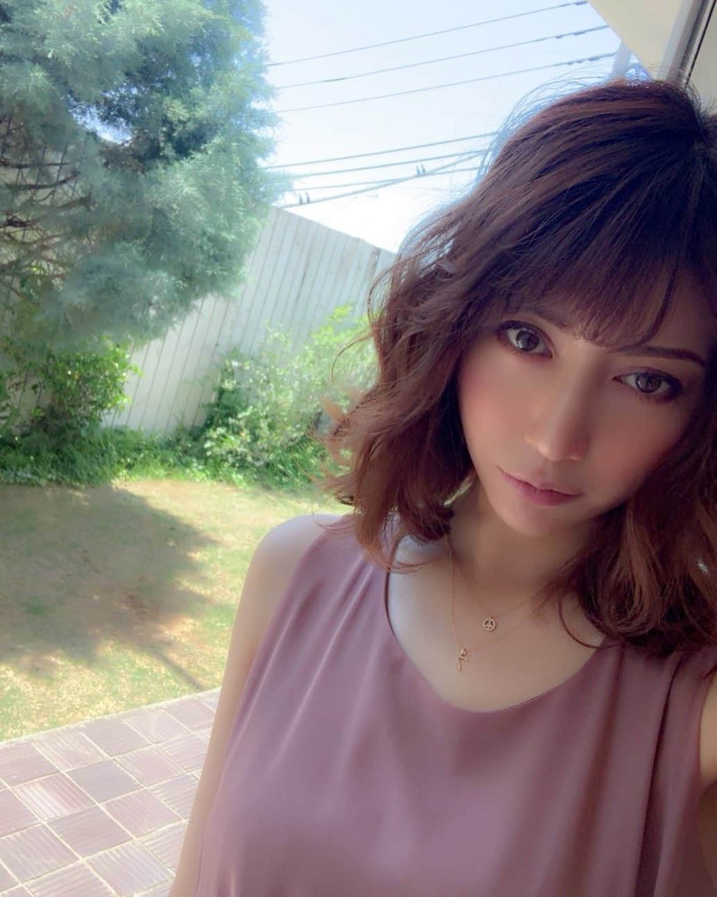 加賀美早紀さんのインスタグラム写真 - (加賀美早紀Instagram)「お天気☀️ 野崎さん @nozaking42  ヘアメイクが 本当に可愛くなれる❣️❣️ いつもありがとう💓 このお洋服は @duras_official のもの 綺麗な優しいお色が好き さて今日も頑張ろう❤︎ * * #shooting #晴れ #ボブ」5月30日 13時15分 - kagami_saki