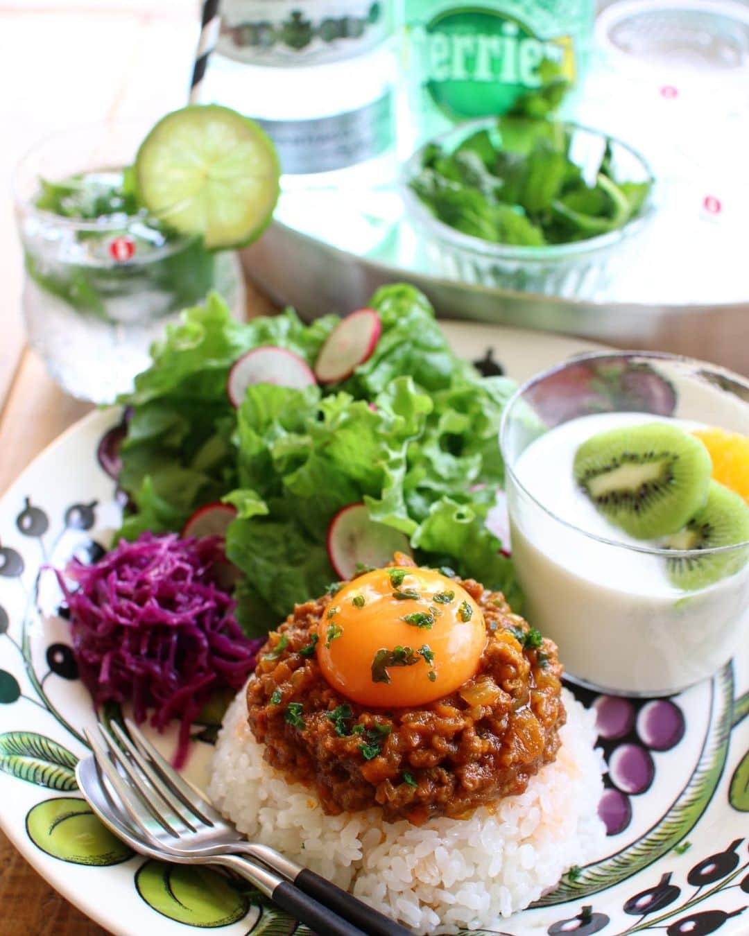 Atsukoさんのインスタグラム写真 - (AtsukoInstagram)「Today's lunch 2019.05.30 ･ ･ 今日のランチはドライカレー。 暑いからね、辛いものが食べたい！ということで。 暑いついでにモヒートも。 ホワイトラムとライムとミントの組み合わせ❤ たまらーん😋😋 ･ ･ ラムをのせているトレーは #楽天roomに載せてます#roomインスタグラマー」5月30日 13時26分 - sakuracafe001