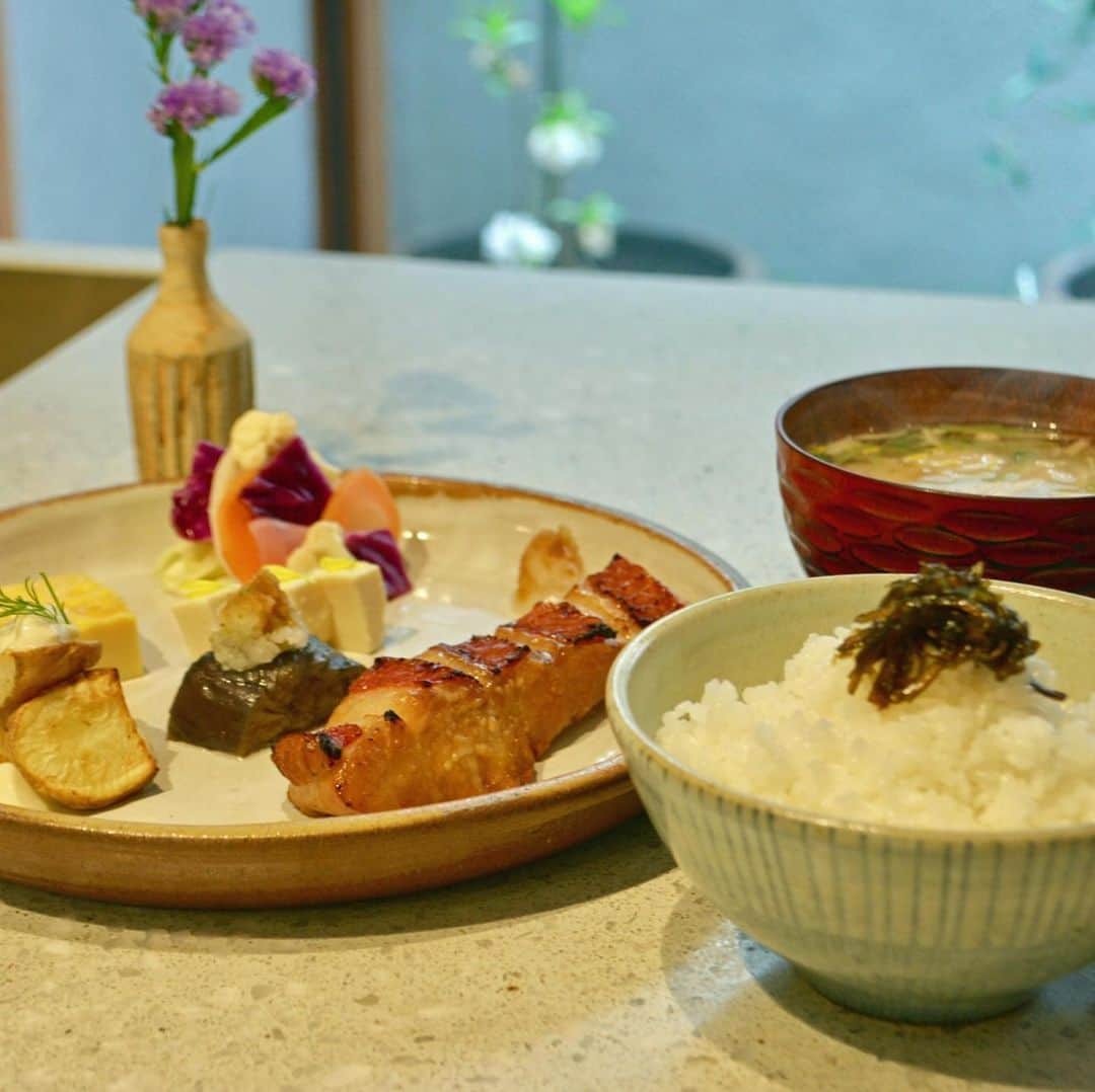 The Japan Timesさんのインスタグラム写真 - (The Japan TimesInstagram)「Breakfast at Lorimer is the best Japanese-style breakfast in Kyoto. This classic Japanese breakfast, premised on the elemental and long-standing formula of one soup and three side dishes ("ichijū sansai"), is prepared by two New Yorkers, Paul Kim and Jeremy Velardi, and Kyotoite Tomomi Horii, who trained in New York. In the afternoon after Lorimer empties out, the spaces doubles as a cooking school. There’s a small range of lessons, the standout of which is learning to take a fish and turn it into sashimi. (J.J. O'Donoghue photos) . . . . . . #Japan #Kyoto #breakfast #japanesefood #japanesecooking #instafood #food #cooking #日本 #京都 #朝ごはん #日本料理 #料理 #飯 #食べ物 #食事 #🍚」5月30日 13時27分 - thejapantimes
