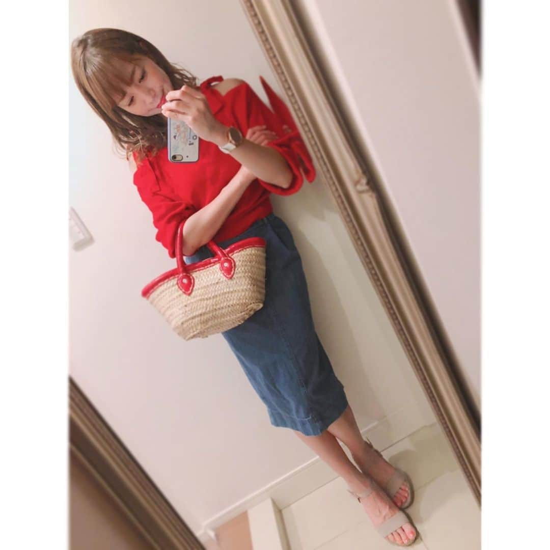 鈴木莉紗さんのインスタグラム写真 - (鈴木莉紗Instagram)「服がフェミニンなのに時計がカジュアルだとちょっとガッカリ…  #ランナーあるある なので、ランニングウォッチを合わせづらいコーディネートのときには#vivomovehr を使ってます。  アナログでクラシカルなデザインですが、高性能な#スマートウォッチ ⌚️ スマホの通知は同席してる人には見えないくらい、さりげなーくしてくれるのでそこがまた良し👍 (#foreathlete シリーズだと画面でハッキリお知らせしてきます。笑) #garmin #フェミニンコーデ #フェミニン #michellmacaron #ミシェルマカロン #randa」5月30日 13時28分 - suzuki__lisa