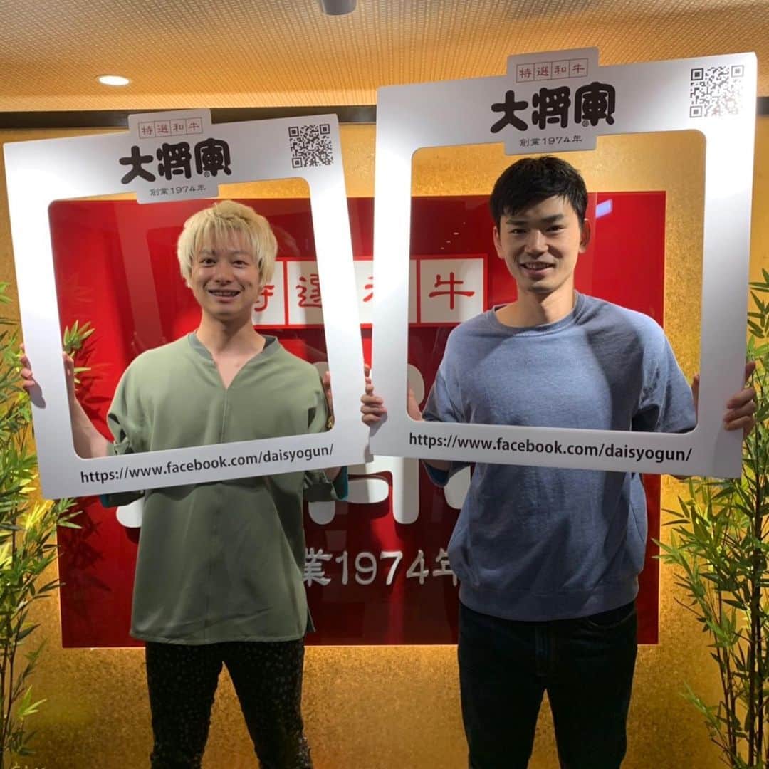 石井講祐のインスタグラム：「縁あって出会った根本改善美容家の三島さんご家族と焼肉大将軍で食事！ とても素晴らしい時間を過ごさせていただきました！ 同い年の活躍はほんとに刺激になるしこれからもお互い高め合っていきたいと思います^_^ #三島桂太 #hpp #石井講祐 #焼肉大将軍」