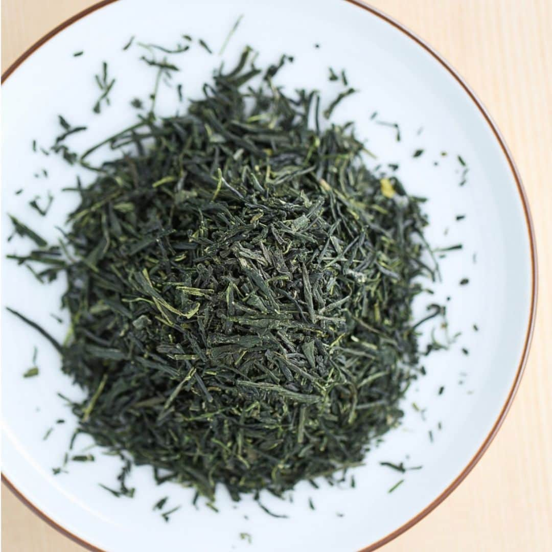 YAMAMOTOYAMA Foundedさんのインスタグラム写真 - (YAMAMOTOYAMA FoundedInstagram)「Japanese style green tea is traditionally steamed to preserve the fresh flavor, color and fragrance of the leaves.  Our Premium Fukamushi Sencha is steamed for a longer time, bringing out a mild yet rich flavor with deep green liquor. Tap the link in bio to learn more about our loose leaf Fukamushi Sencha Green Tea.」5月30日 13時41分 - yamamotoyama_usa