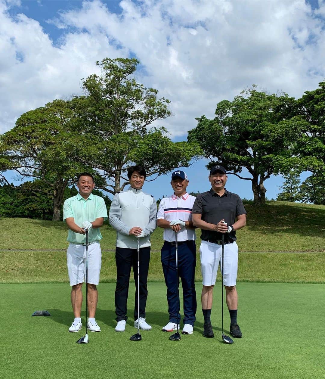 高橋由伸のインスタグラム：「久しぶりにゴルフ行ってきました。  #ゴルフ #アンダーアーマー #teamuajp」
