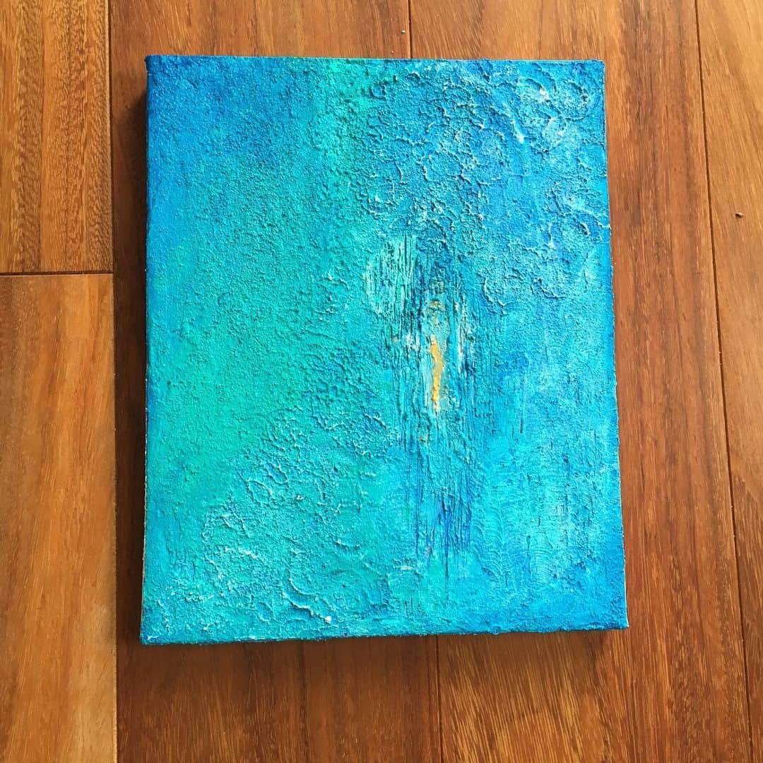 SHANTIさんのインスタグラム写真 - (SHANTIInstagram)「Bubbles.  今度サーファーズで展示販売するアート。海シリーズその2。波に転がされて水と泡の中一瞬太陽が見えた。波に押されるのは兄弟レスリングごっこしてる時みたいな感覚。ケラケラ笑いが止まらない。 7/13海の日開催のライブ。絵の売り上げ5-10%を海に関わる団体に寄付します。事前予約や事前ご案内可能。気になる方はDM下さい。 When the wave gets you and you’re under, tumbled by the wave, it reminds me of a brother sister tackle, playful and fun with a lot of giggling.  No filter. This boy didn’t photograph well with a white backdrop; colors turned out like the actual painting this way. #acryliconcanvas #oceancolors #blue #emeraldgreen #artworkforsale #アート好き #アートのある暮らし #海色」5月30日 13時49分 - shantimusic