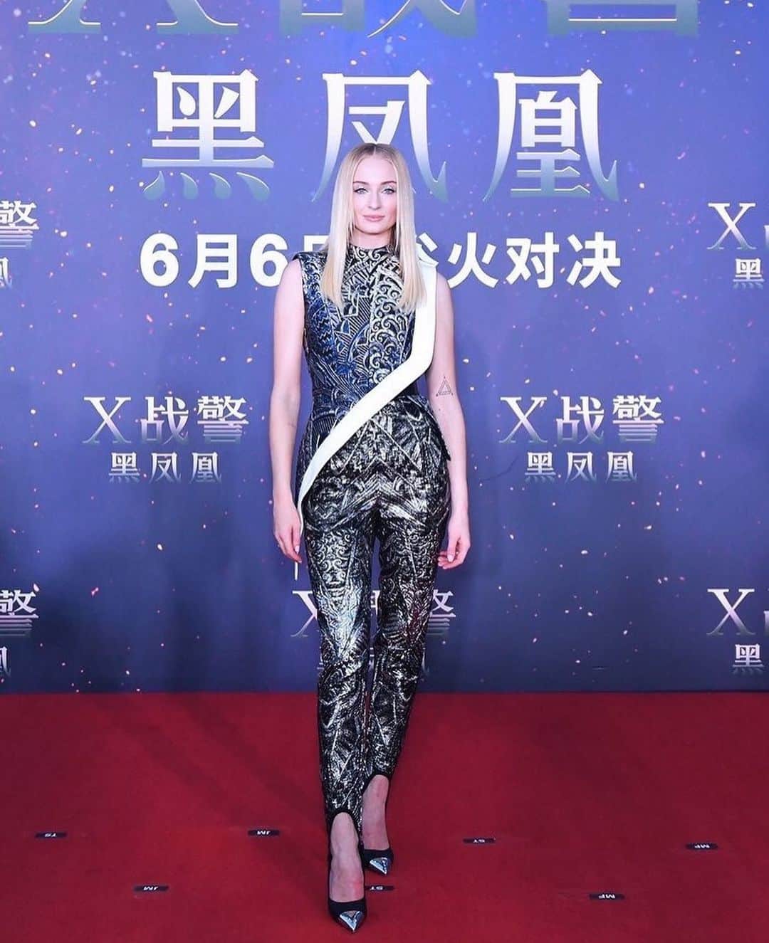 ソフィー・ターナーさんのインスタグラム写真 - (ソフィー・ターナーInstagram)「#DarkPhoenix premiere in Beijing! ♥️」5月30日 14時02分 - sophsturner