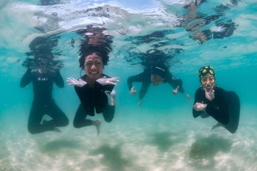 Amata Chittaseneeさんのインスタグラム写真 - (Amata ChittaseneeInstagram)「🐬Once in our lifetime,we all dream of being mermaids 🧜‍♀️ so glad that we are able to bring Sroy and @monjirawan to experience the southern part of Thailand :)))) สนุกสนานนน่าตาเหมือน The Dog 🐶 พี่มีน @mmoraa ถ่ายรูปมันส์มาก พวกเรามีความสุขจุงเบย ขอบคุณนะคะ 😊 #lamerblueheart #satun #Thailand #pearypiegoesgreen #แก้งค์ถิ่นนิยม #pearypieamazingthailand @lamerthailandofficial @readthecloud.co」5月30日 13時58分 - pearypie