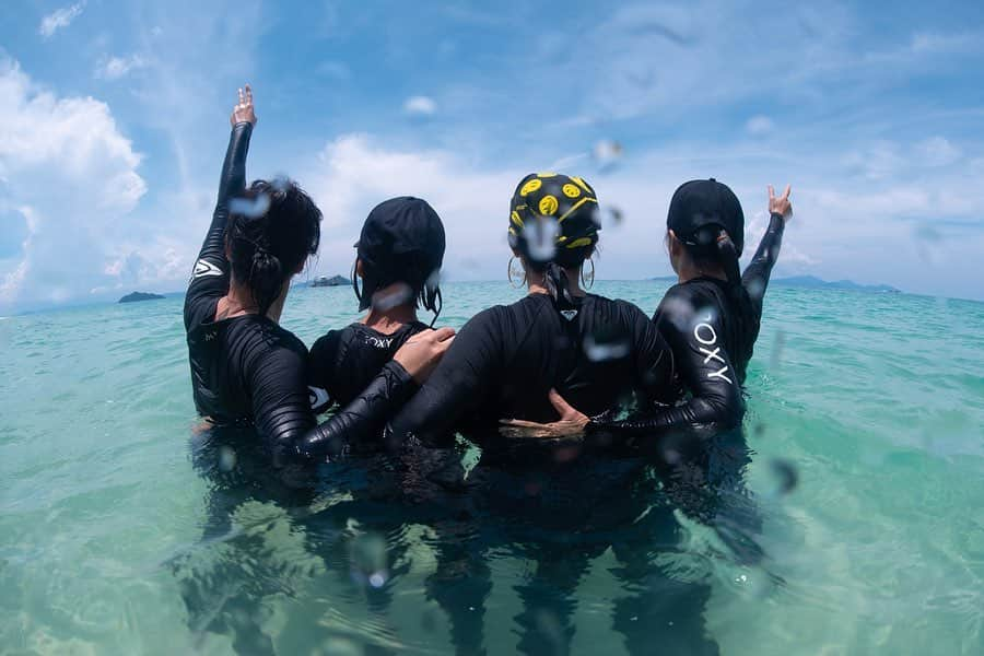 Amata Chittaseneeさんのインスタグラム写真 - (Amata ChittaseneeInstagram)「🐬Once in our lifetime,we all dream of being mermaids 🧜‍♀️ so glad that we are able to bring Sroy and @monjirawan to experience the southern part of Thailand :)))) สนุกสนานนน่าตาเหมือน The Dog 🐶 พี่มีน @mmoraa ถ่ายรูปมันส์มาก พวกเรามีความสุขจุงเบย ขอบคุณนะคะ 😊 #lamerblueheart #satun #Thailand #pearypiegoesgreen #แก้งค์ถิ่นนิยม #pearypieamazingthailand @lamerthailandofficial @readthecloud.co」5月30日 13時58分 - pearypie