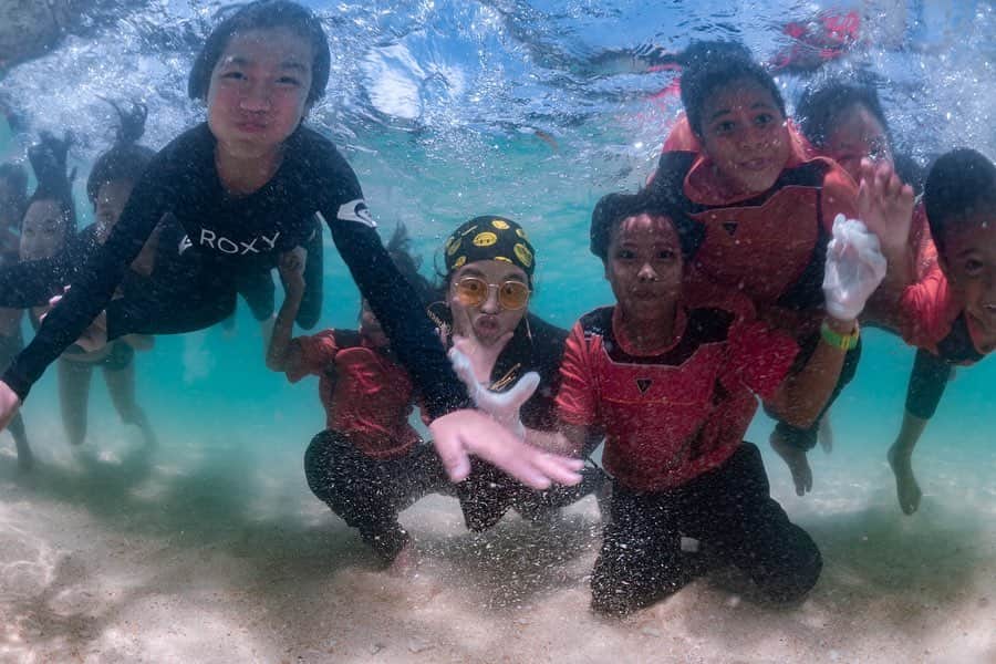Amata Chittaseneeさんのインスタグラム写真 - (Amata ChittaseneeInstagram)「🐬Once in our lifetime,we all dream of being mermaids 🧜‍♀️ so glad that we are able to bring Sroy and @monjirawan to experience the southern part of Thailand :)))) สนุกสนานนน่าตาเหมือน The Dog 🐶 พี่มีน @mmoraa ถ่ายรูปมันส์มาก พวกเรามีความสุขจุงเบย ขอบคุณนะคะ 😊 #lamerblueheart #satun #Thailand #pearypiegoesgreen #แก้งค์ถิ่นนิยม #pearypieamazingthailand @lamerthailandofficial @readthecloud.co」5月30日 13時58分 - pearypie