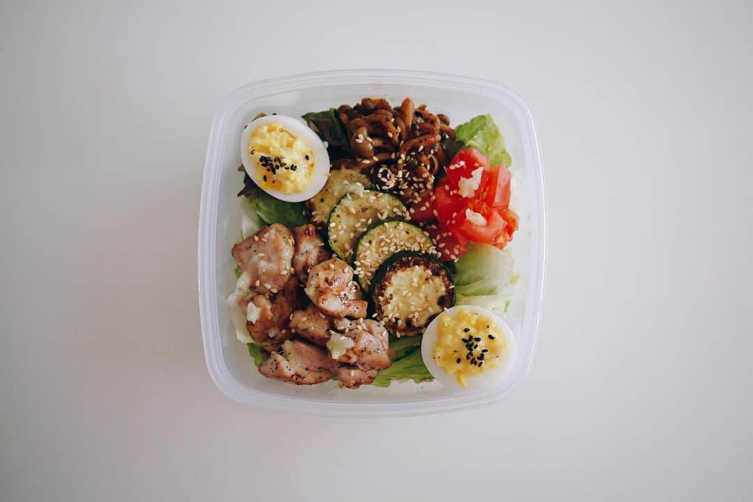 Risako Yamamotoさんのインスタグラム写真 - (Risako YamamotoInstagram)「今日のお弁当🍅🐣🥒💛 ・ 夏バテ気味😝 ・ ・ #お弁当 #salad #サラダ #サラダランチ #slohasholic #bpafree  #bpaフリー #sistema #sistemaplastics #glutenfree  #グルテンフリー  #superfood #スーパーフード #healthylifestyle #eatclean #塩レモン #わっちのサラダ」5月30日 14時00分 - risako_yamamoto