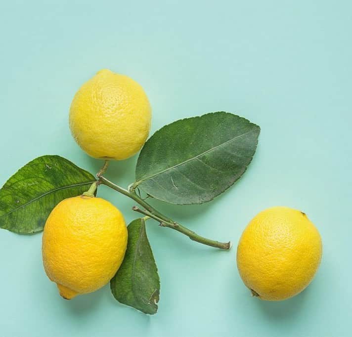 楽しんごさんのインスタグラム写真 - (楽しんごInstagram)「#ビタミンc #レモン #効能が凄い  ビタミンC  レモンに豊富に含まれるビタミンCは、免疫力をアップさせて風邪を予防したり、ストレスに対する抵抗力を高めたり、健康の維持に役立つ栄養素だ。また、抗酸化作用で肌の老化を防ぎ、シミの原因となるメラニン色素を抑える効果もあるそうだ。さらに、ニキビの予防にもつながる抗炎症作用、食物中の鉄分や亜鉛の吸収を高める作用なども見逃せない。 クエン酸  クエン酸はレモンの独特の酸っぱさを生み出している成分で、疲労の回復が期待できる物質の一つ。肉体疲労や精神疲労でダメージを受けた細胞を修復するにはATPと呼ばれるエネルギー物質が必要だが、クエン酸はこのATPを作るのに役立つといわれている。 ビタミンCとクエン酸の効果を高めるには1日1回まとめて摂るのではなく、数回に分けて摂取するとよいだろう。」5月30日 14時04分 - tanoshingo.official
