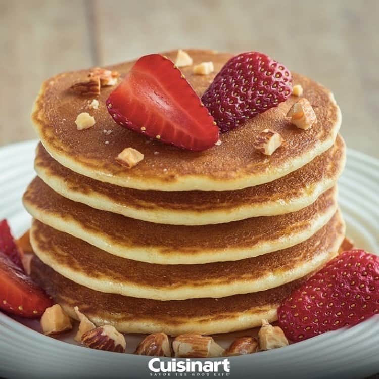 Cuisinart(クイジナート)ジャパン公式アカウントさんのインスタグラム写真 - (Cuisinart(クイジナート)ジャパン公式アカウントInstagram)「パンケーキ6枚重ね❣️ . 6枚盛ると見応えも出ますね😆 . でも... 6枚も焼くの大変〜〜💦 と思った方、 クイジナートには一度で6枚焼ける #マルチグルメプレート があるんです😌 . 片面3枚ずつ、両面で6枚。 直径12〜3cmくらいのパンケーキ🥞が、1回でイケます😁  2枚目のピックでは、 小さめのパンケーキとリンゴを並べて焼いて、パンケーキに焼リンゴを添えるイメージ🍎🥞 . リンゴは、はじめは #グレープシードオイル などを薄っすらひいて焼き、熱が通ってきたら #バター をからめると美味しいです😊 . リンゴの厚みは2cmくらいにしておくと、作りやすいです👌 クッキーの型などを使って真ん中をくり抜いてドーナツ型にしておくと、 熱も通りやすいしバターもからみやすいですね😉 . . などなど...使い方いろいろな #マルチグルメプレート  です❣️ . . . Enjoy Cuisinart❣️」5月30日 14時07分 - cuisine_art