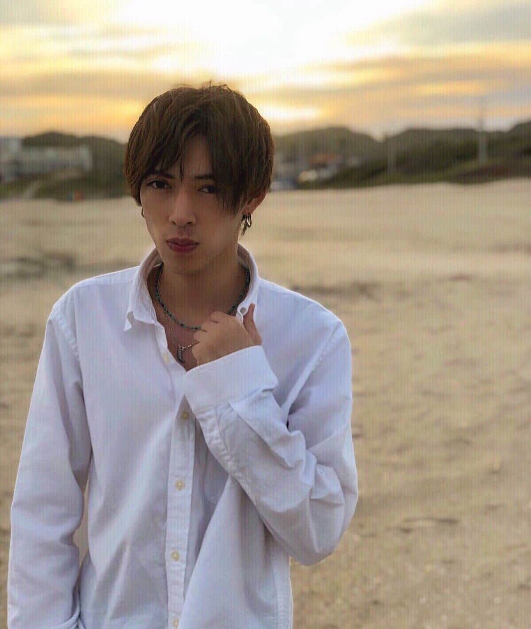 Uさんのインスタグラム写真 - (UInstagram)「いい風吹いてるね Sunset is back🏜 #sea#sandybeach  #u#川口優」5月30日 14時27分 - u_antime_