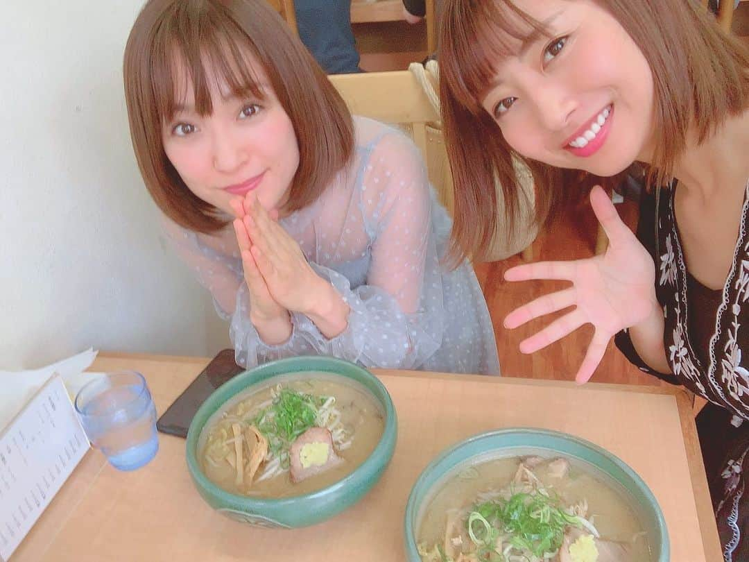 古川真奈美さんのインスタグラム写真 - (古川真奈美Instagram)「.﻿ .﻿ ずっと行きたいと思ってた、北海道にある﻿ 星野リゾートトマムに、﻿ みひろちゃんと旅行してきました😇❤️﻿ ﻿ 自然囲まれてほんっとによかったな〜🥺💓﻿ ただあいにくの天気悪くて、、星もみられなくて…雲海もみられなくて…﻿ お花畑いったら全部枯れててw﻿ ﻿ ﻿ あれ？ツイてる私たちなのにおかしいな〜🤔﻿ って思ってたけど、一瞬だけめっちゃ晴れてくれて結果よし🙆‍♀️✨笑﻿ ﻿ 時間が全く足りなくて、急遽最終便に飛行機を変更して帰ってきました😂﻿ ﻿ 充実しすぎてて楽しかった😇⭐️﻿ また北海道いきたいーー🐄﻿ ﻿ ﻿ #みひろちゃんの第2弾サプライズバースデー﻿ #可愛すぎるケーキでそ﻿ #東京から発送してもろた﻿ #気を使って27歳のローソクにした笑﻿ #シリタガールズからの動画で号泣  #喜んでくれてよかった﻿ #とりあえずピーチャンメンバー近々集合﻿ #いい仲間たち  #しかしみひろちゃんとの相性よすぎてずっとアホしてた  #子供みたいな人  #ニコちゃんTシャツ急に喋り出すw  #改めて思ったけど本当に一緒にいて居心地がよすぎる  #愛してる﻿ #次の計画はよ﻿ #写メ多すぎて分けて更新します  #星野リゾートトマム  #北海道  #女子旅﻿ #instagood  #instadiary ﻿ #instalike #instamood ﻿ #ow #instapic #instaphoto﻿ #girl　#follow #followme」5月30日 14時28分 - mana_0619