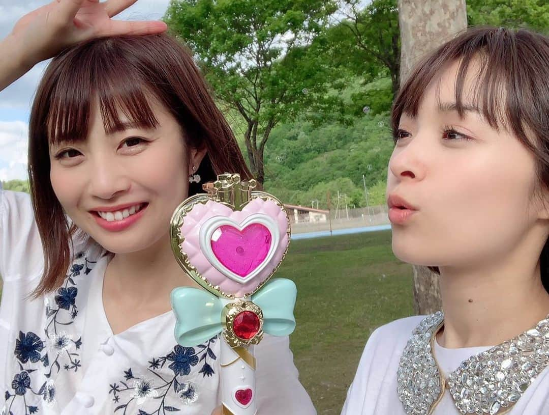 古川真奈美さんのインスタグラム写真 - (古川真奈美Instagram)「.﻿ .﻿ ずっと行きたいと思ってた、北海道にある﻿ 星野リゾートトマムに、﻿ みひろちゃんと旅行してきました😇❤️﻿ ﻿ 自然囲まれてほんっとによかったな〜🥺💓﻿ ただあいにくの天気悪くて、、星もみられなくて…雲海もみられなくて…﻿ お花畑いったら全部枯れててw﻿ ﻿ ﻿ あれ？ツイてる私たちなのにおかしいな〜🤔﻿ って思ってたけど、一瞬だけめっちゃ晴れてくれて結果よし🙆‍♀️✨笑﻿ ﻿ 時間が全く足りなくて、急遽最終便に飛行機を変更して帰ってきました😂﻿ ﻿ 充実しすぎてて楽しかった😇⭐️﻿ また北海道いきたいーー🐄﻿ ﻿ ﻿ #みひろちゃんの第2弾サプライズバースデー﻿ #可愛すぎるケーキでそ﻿ #東京から発送してもろた﻿ #気を使って27歳のローソクにした笑﻿ #シリタガールズからの動画で号泣  #喜んでくれてよかった﻿ #とりあえずピーチャンメンバー近々集合﻿ #いい仲間たち  #しかしみひろちゃんとの相性よすぎてずっとアホしてた  #子供みたいな人  #ニコちゃんTシャツ急に喋り出すw  #改めて思ったけど本当に一緒にいて居心地がよすぎる  #愛してる﻿ #次の計画はよ﻿ #写メ多すぎて分けて更新します  #星野リゾートトマム  #北海道  #女子旅﻿ #instagood  #instadiary ﻿ #instalike #instamood ﻿ #ow #instapic #instaphoto﻿ #girl　#follow #followme」5月30日 14時28分 - mana_0619