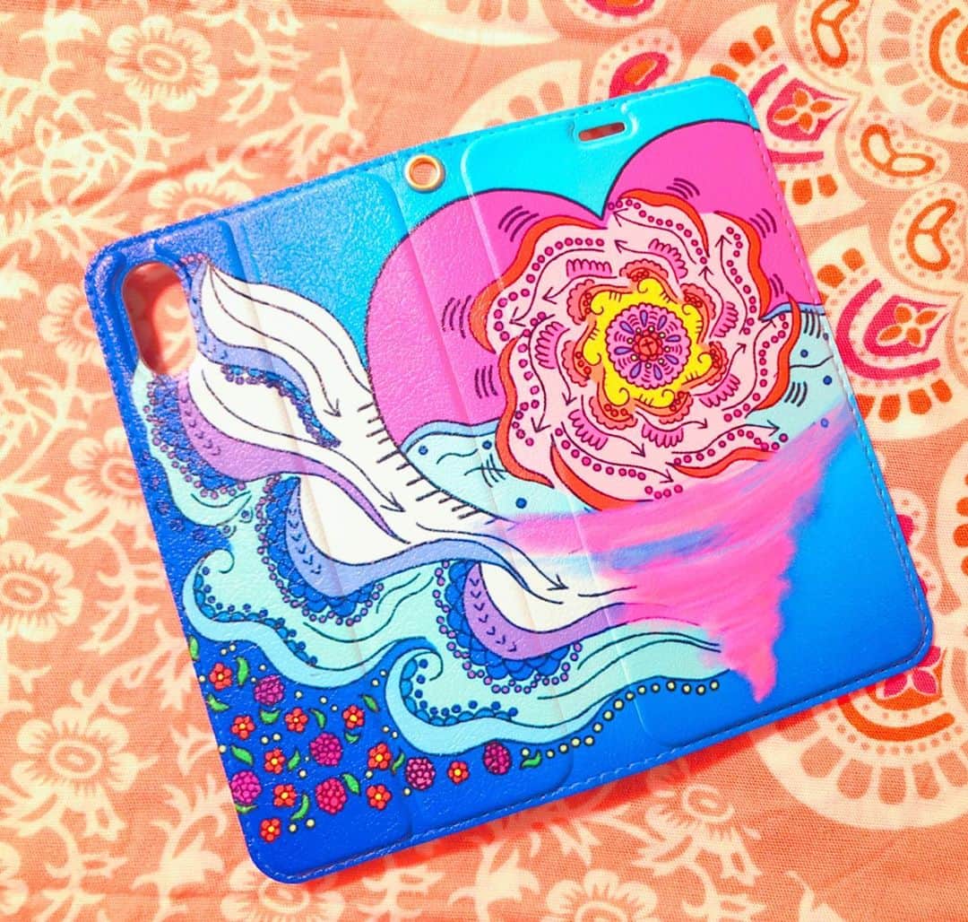イラストレーターbebeのインスタグラム：「． new 🌊💗🌞🌼． ． オーダーいただいた 新しいデザインです😊💜． ． iPhone、Android、GALAXY、Xperiaなど 多機種対応可能です🙆🏼💓． ． 気になる方はDM下さい☺️❣️． ． ． ⇟⇟⇟✷ #Androidケース#Xperiaケース#iphoneケース#スマホケース#携帯カバー#携帯ケース#手帳型#手帳型ケース#オリジナルイラスト#オリジナルアート#ハンドメイド#ハンドメイド販売#イラストオーダー#イラスト#海#ビーチ#アート#LINEスタンプ#dreamcatcher #ドリームキャッチャー#ネット販売#夏#海#サマー#ビーチ#beach#summer#instagood#iPhone」