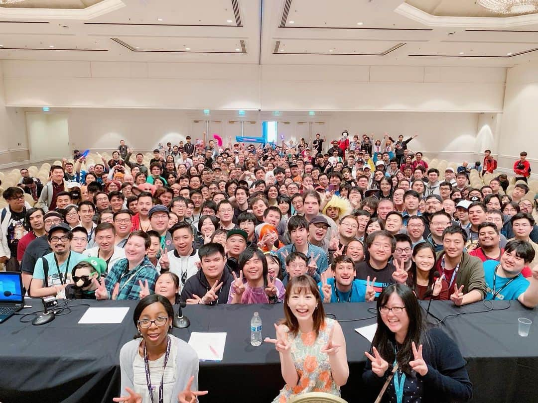 平野綾さんのインスタグラム写真 - (平野綾Instagram)「#fanimecon2019 最初のイベントはpanel！﻿ たくさんの人にお集まりいただきました✨﻿ みんなで記念写真❣️﻿ ﻿ サイン会で驚いたのは、﻿ レミゼのパンフを持ってきてくださった方がいて、﻿ 公演も観に来てくださったそう！﻿ 他にもわざわざ日本まで観劇に来てくれてるファンの方がいました。﻿ 嬉しい(〃ω〃)💕﻿ ﻿ 多分今までサインしたなかで一番小さいミギーがいたり笑、﻿ ♪冒険でしょでしょ？ の英語版CDがあったり！﻿ 皆さんお気に入りのグッズを持ってきてくださいました✨﻿ ﻿ この日の最後は取材！﻿ 記事にしてもらえるの嬉しいな✨﻿ ﻿ ﻿ ﻿ #fanimecon2019 #sanjose  #panel #autographsession #interview  #ayahirano #平野綾」5月30日 14時33分 - a_ya.hirano