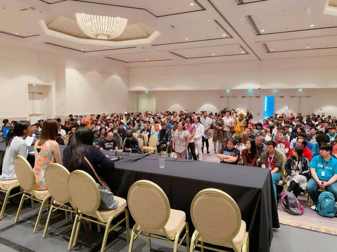 平野綾さんのインスタグラム写真 - (平野綾Instagram)「#fanimecon2019 最初のイベントはpanel！﻿ たくさんの人にお集まりいただきました✨﻿ みんなで記念写真❣️﻿ ﻿ サイン会で驚いたのは、﻿ レミゼのパンフを持ってきてくださった方がいて、﻿ 公演も観に来てくださったそう！﻿ 他にもわざわざ日本まで観劇に来てくれてるファンの方がいました。﻿ 嬉しい(〃ω〃)💕﻿ ﻿ 多分今までサインしたなかで一番小さいミギーがいたり笑、﻿ ♪冒険でしょでしょ？ の英語版CDがあったり！﻿ 皆さんお気に入りのグッズを持ってきてくださいました✨﻿ ﻿ この日の最後は取材！﻿ 記事にしてもらえるの嬉しいな✨﻿ ﻿ ﻿ ﻿ #fanimecon2019 #sanjose  #panel #autographsession #interview  #ayahirano #平野綾」5月30日 14時33分 - a_ya.hirano