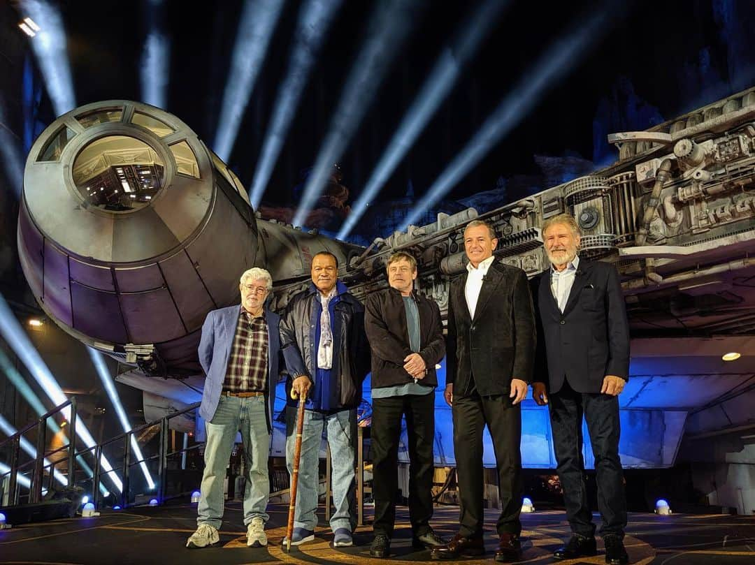 スター・ウォーズさんのインスタグラム写真 - (スター・ウォーズInstagram)「Incoming transmission! George Lucas, @therealbillydee, @hamillhimself, @Disney chairman and CEO Bob Iger, and Harrison Ford united for the #StarWars: #GalaxysEdge dedication ceremony at @Disneyland Resort. ⠀ (Reservations and valid theme park admission required to visit Star Wars: Galaxy’s Edge between May 31 and June 23, 2019. Beginning June 24, No Reservations Required. Subject to Capacity.)」5月30日 14時35分 - starwars