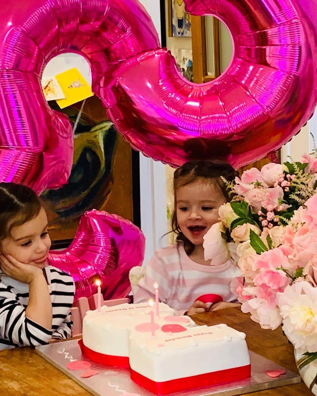 ロン・ウッドさんのインスタグラム写真 - (ロン・ウッドInstagram)「Happiest of 3rd Birthdays to our beautiful baby girls Alice & Gracie 💕💕💕❤️❤️❤️💕💕💕 We adore you 💕💕💕 @SallyWood1」5月31日 1時26分 - ronniewood