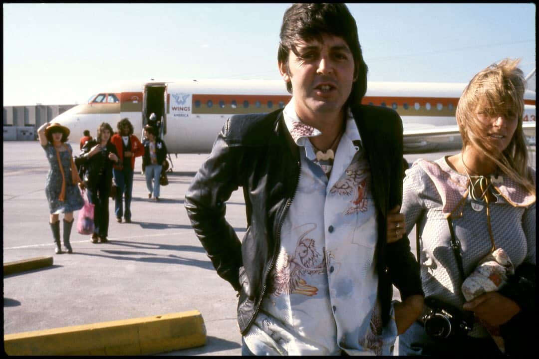 ポール・マッカートニーさんのインスタグラム写真 - (ポール・マッカートニーInstagram)「Paul, @LindaMcCartney and band leaving the Wings Over America jet in Los Angeles #ThrowbackThursday #TBT  Last week Paul announced the reissue of four live releases to coincide with the latest leg of his record-breaking #FreshenUpTour. Read a Q&A with Paul about #WingsOverAmerica and learn more about the titles at PaulMcCartney.com [link in bio] #PaulMcCartney #Wings」5月31日 1時27分 - paulmccartney