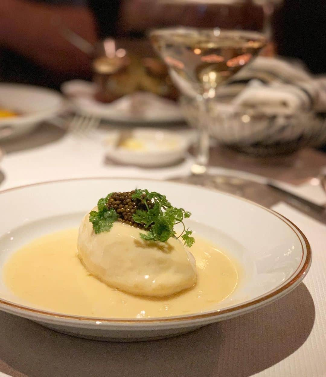 DOMINIQUE ANSEL BAKERYさんのインスタグラム写真 - (DOMINIQUE ANSEL BAKERYInstagram)「Quenelle de brochet with a butter sauce, caviar, and Champagne. 👌」5月31日 1時28分 - dominiqueansel