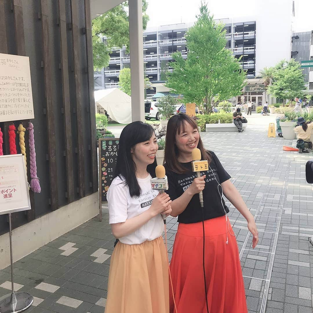 和泉杏さんのインスタグラム写真 - (和泉杏Instagram)「5月29日（水）のテレビ埼玉【マチコミ】で . いつも通りマチコミボードを終え、 最後のお店紹介の時に、 サプライズでお祝いされちゃいましたーー！！ ＼(✽ ﾟдﾟ ✽)／ . びっくりー！ びっくりー！ . どーりでかき氷を紹介する予定のパート、長いと思ったー！（笑） サプライズだったのねー！ 敏感なはずの私が、結婚後1ヶ月ともなると、もう気付かなかったー！（笑） . みんなワタワタしすぎて、もはや仙石さん（店員さん）がマイク持ってくれてる（笑） . 嬉しかったー(*´∀｀) マチコミの皆様、ありがとうございましたー♡ . . . #テレ玉 #テレビ埼玉 #マチコミ #マチコミボード #さいたま新都心 #今週のテーマ #最近贅沢したことは ？ #皆様書き込みありがとうございました #サプライズ #結婚 #お祝い #結婚祝い #るるるるおかしさん」5月31日 1時28分 - izumikyou