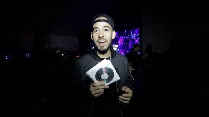 リンキン・パークのインスタグラム：「On this day in 2014, @m_shinoda leaked @linkinpark’s new song Wasteland by handing out CDs with the track to the fans at Rock in Rio Lisboa #tbt」
