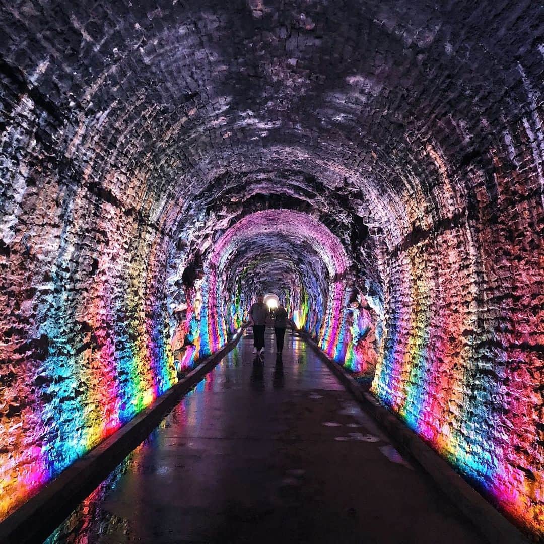 Explore Canadaさんのインスタグラム写真 - (Explore CanadaInstagram)「Canada’s oldest railway tunnel gets a LED makeover. [ Swipe right for the full experience! ] If you’re planning a Toronto-Ottawa road trip (about 4.5 hours), stretch your legs in Brockville to see this tunnel light up. Brockville is also the jumping off point to a cruise around the 1000 Islands - book a sightseeing tour to see explore elaborate castles, natural landmarks and lovely lighthouses from the water!  #ExploreCanada 📷: @annesha.b 📍: @1000islandstour, @ontariotravel . #discoveron #myottawa #brockville #1000islands」5月31日 0時04分 - explorecanada
