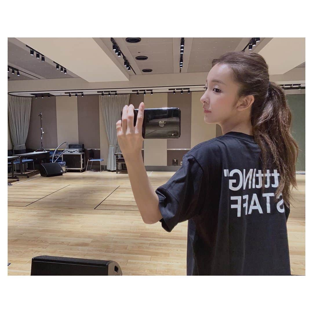 板野友美さんのインスタグラム写真 - (板野友美Instagram)「“T”シャツ  #LIVEグッズ #Tシャツ #FtttINGSTAFF」5月30日 23時59分 - tomo.i_0703