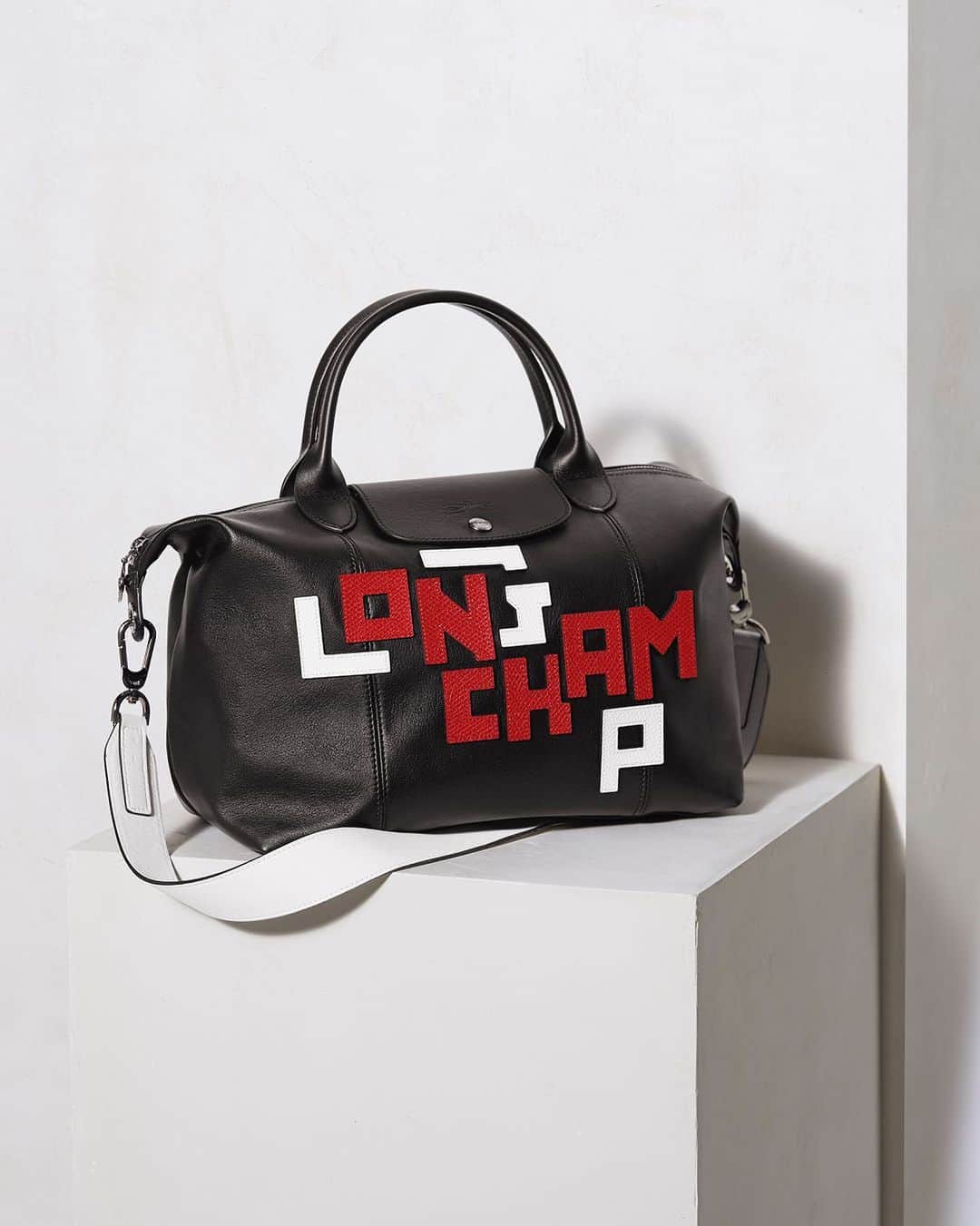 Longchampさんのインスタグラム写真 - (LongchampInstagram)「It's not about the destination, it's about the journey and your #LongchampLGP bag.  #LongchampFW19 #LePliageCuir」5月31日 0時05分 - longchamp