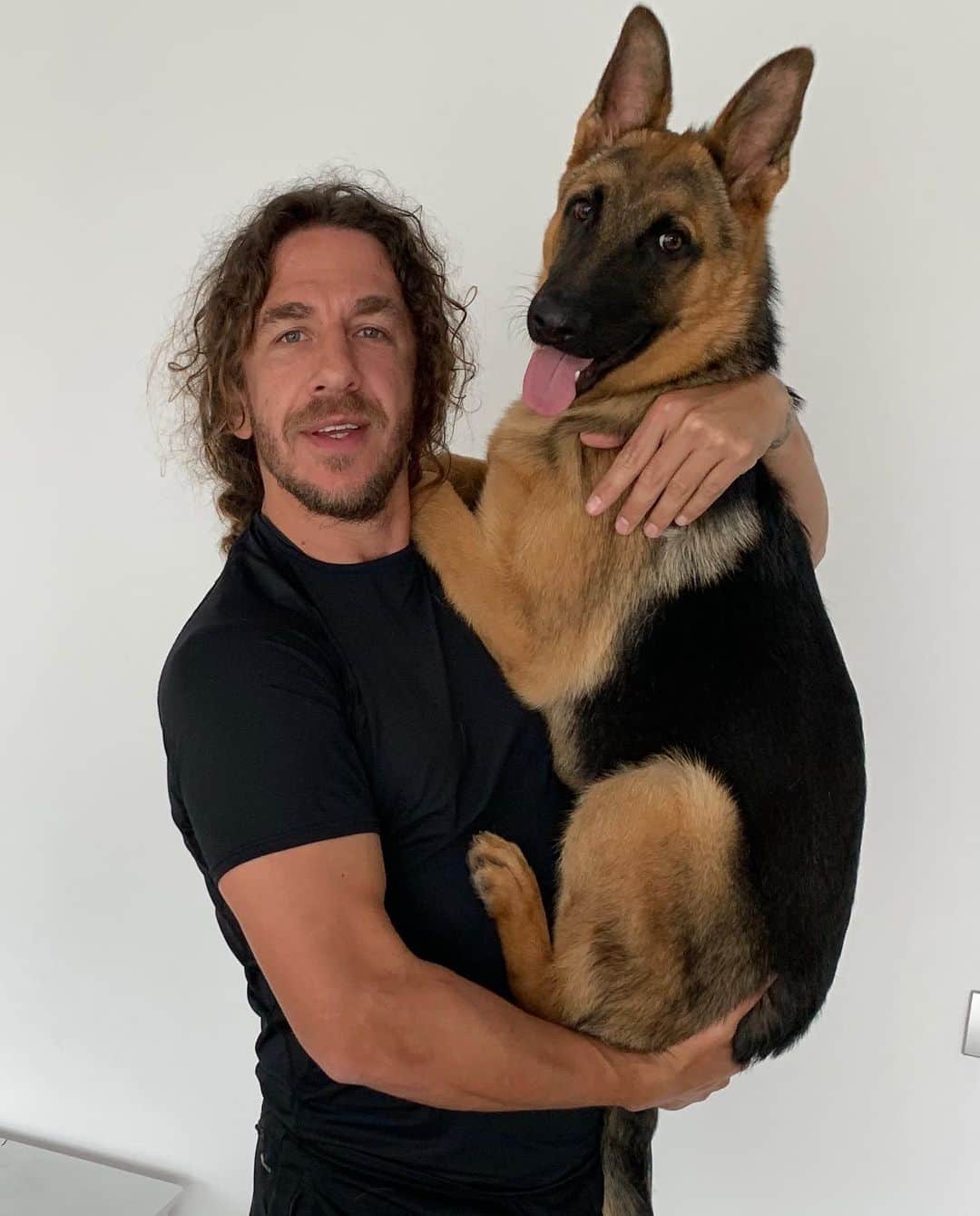 カルレス・プジョルのインスタグラム：「Ya casi es más grande que yo... #simón🧡 #ilovedogs🐶」