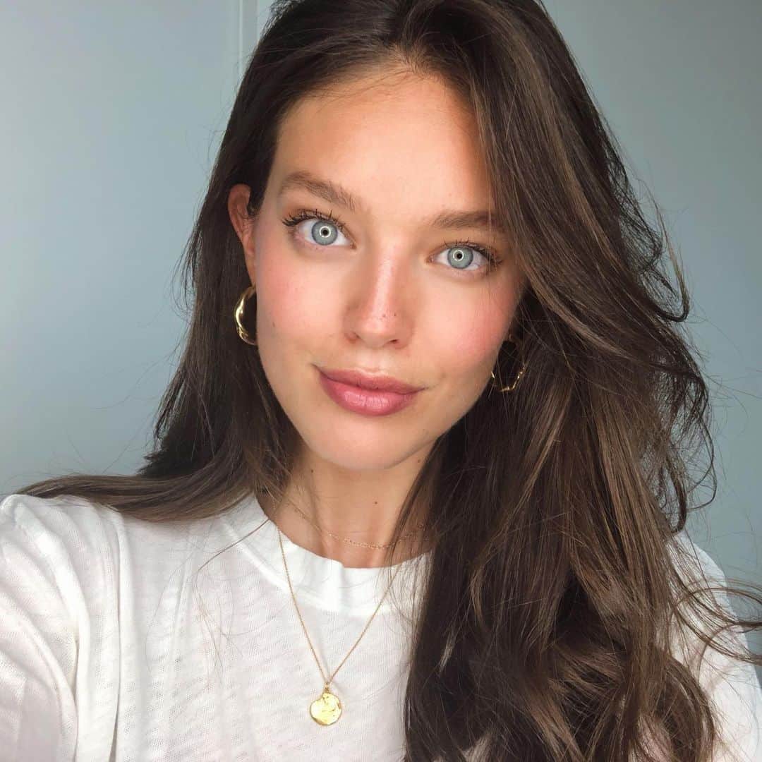 エミリー・DiDonatoのインスタグラム：「Get ready with me! All new YouTube video is now LIVE. Link in bio! 🎥」