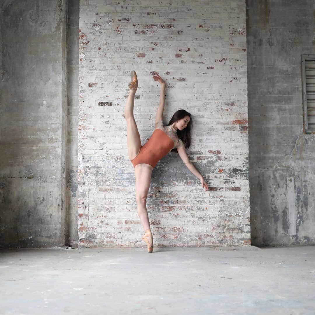 Lily Saito (齊藤莉理)さんのインスタグラム写真 - (Lily Saito (齊藤莉理)Instagram)「Can't believe I am only 5 days away from the end of my first season with @nashvilleballet ! The opportunities and new experiences given to me within these few months has been such an honor and I'm so excited to end on a high note this weekend! #AndItsOnlyTheBeginning 🧡 |📸 @ljbnyc1 | •  #NashvilleBallet #suffolkdance #dance #dancemagazine #dancespiritmagazine #pointemagazine #ballet #nashville #elevedancewear #balletclub」5月31日 0時05分 - lilysaito_