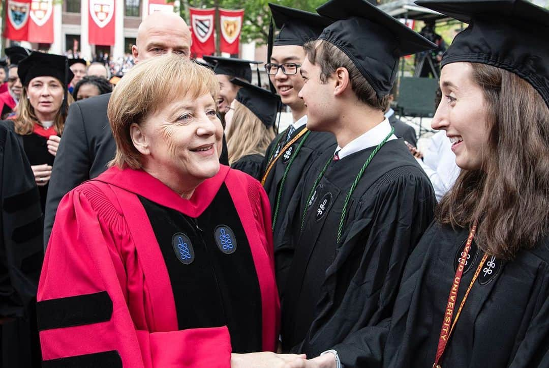 アンゲラ・メルケルさんのインスタグラム写真 - (アンゲラ・メルケルInstagram)「Ehrengast in @Harvard. Kanzlerin Merkel ist heute in Boston zur Verleihung der Ehrendoktorwürde. Mit ihr feiern mehr als 15.000 Absolventen, Studierende, Eltern und Lehrkräfte auf den 368. Graduierungsfeierlichkeiten. – Guest of honor in @Harvard. Chancellor Merkel is in Boston today to receive an honorary doctorate. More than 15,000 graduates, students, parents and teachers are celebrating with her at the 368th graduation ceremony. . . . . . . . . .  #harvard #graduation #harvarduniversity #abschluss #usa #boston #phd」5月31日 0時05分 - bundeskanzlerin