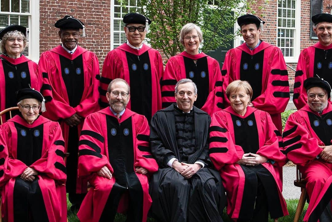 アンゲラ・メルケルさんのインスタグラム写真 - (アンゲラ・メルケルInstagram)「Ehrengast in @Harvard. Kanzlerin Merkel ist heute in Boston zur Verleihung der Ehrendoktorwürde. Mit ihr feiern mehr als 15.000 Absolventen, Studierende, Eltern und Lehrkräfte auf den 368. Graduierungsfeierlichkeiten. – Guest of honor in @Harvard. Chancellor Merkel is in Boston today to receive an honorary doctorate. More than 15,000 graduates, students, parents and teachers are celebrating with her at the 368th graduation ceremony. . . . . . . . . .  #harvard #graduation #harvarduniversity #abschluss #usa #boston #phd」5月31日 0時05分 - bundeskanzlerin