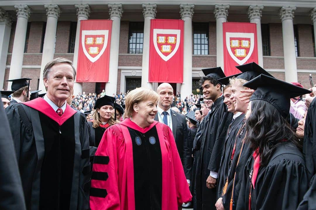 アンゲラ・メルケルさんのインスタグラム写真 - (アンゲラ・メルケルInstagram)「Ehrengast in @Harvard. Kanzlerin Merkel ist heute in Boston zur Verleihung der Ehrendoktorwürde. Mit ihr feiern mehr als 15.000 Absolventen, Studierende, Eltern und Lehrkräfte auf den 368. Graduierungsfeierlichkeiten. – Guest of honor in @Harvard. Chancellor Merkel is in Boston today to receive an honorary doctorate. More than 15,000 graduates, students, parents and teachers are celebrating with her at the 368th graduation ceremony. . . . . . . . . .  #harvard #graduation #harvarduniversity #abschluss #usa #boston #phd」5月31日 0時05分 - bundeskanzlerin