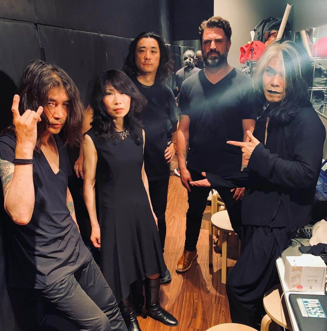 BORISさんのインスタグラム写真 - (BORISInstagram)「Thank you for coming everyone tonight.  And thank you very much @lisabelladonna @relaxerband @cryptcity @earthquakerdev @earthquakerjp Cheers. T #borisheavyrocks #borisdronevil #eqdjapantour2019 #cryptcity」5月31日 0時05分 - borisdronevil