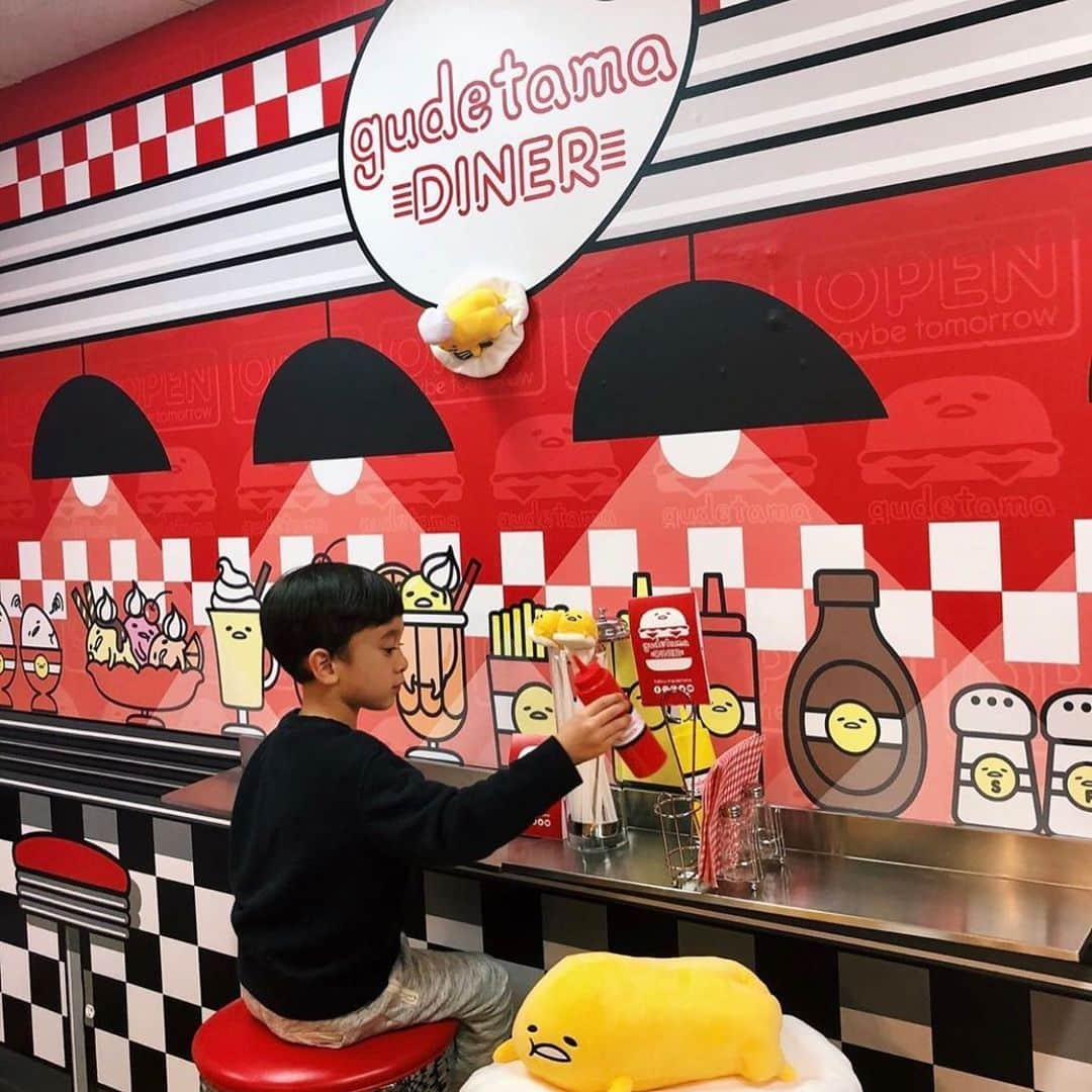 ぐでたまさんのインスタグラム写真 - (ぐでたまInstagram)「gude times at the #gudetama lazy diner 🍳✨#monthofmeh」5月31日 0時06分 - gudetama