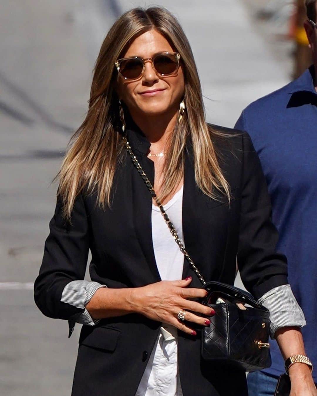 Just Jaredさんのインスタグラム写真 - (Just JaredInstagram)「Jennifer Aniston spotted in two different outfits filming her appearance on @jimmykimmellive! See more on JustJared.com #JenniferAniston Photos: Bauer & Backgrid」5月31日 0時18分 - justjared