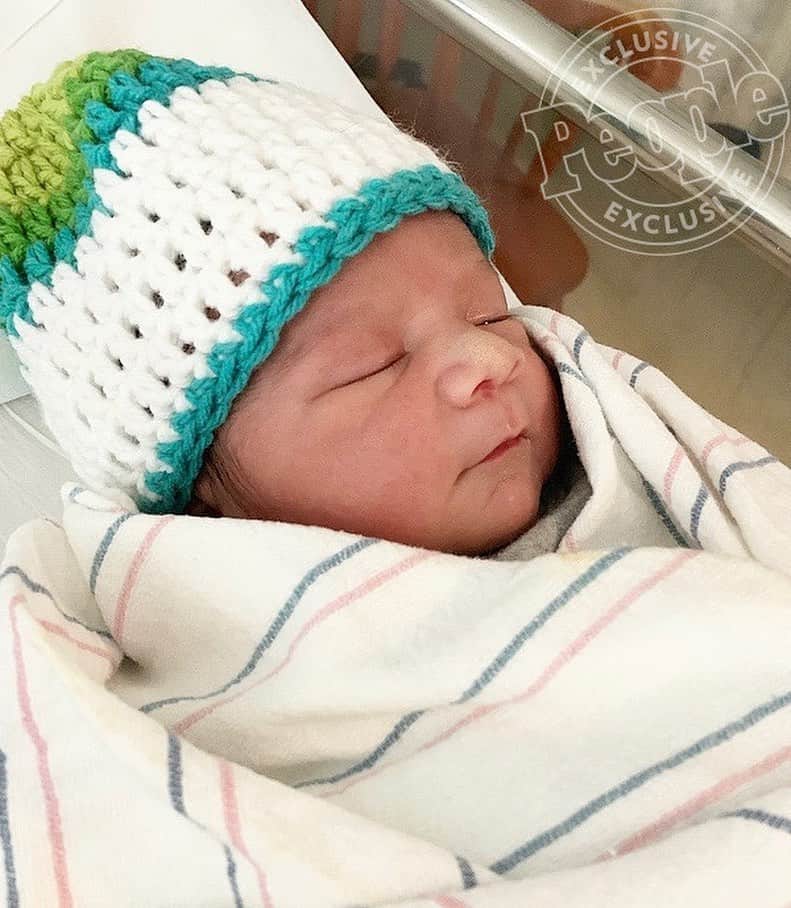 ニコール・ ポリッツィのインスタグラム：「Angelo James LaValle 7.5 lbs 💙」