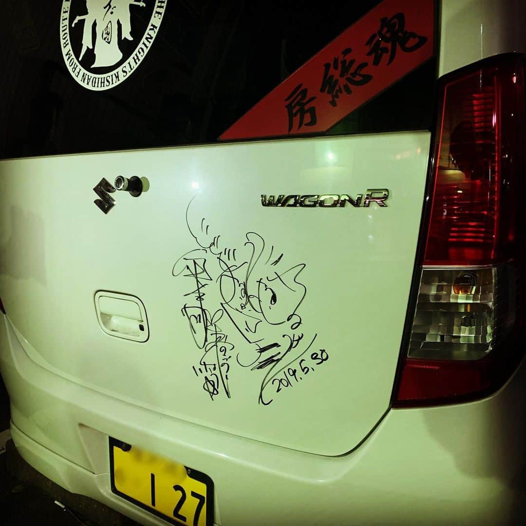 綾小路翔さんのインスタグラム写真 - (綾小路翔Instagram)「金沢KISSESさんに遭遇。お車にサイン。ありがとう。 #石川  #金沢 #氣志團 #KISSES #気を遣ったつもりが #世界一アナクロなモザイク #逆に恥ずかしい感じになって #ごめんなさいっ！ #でも一回の機械洗車で消える気がする #127」5月31日 0時27分 - showayanocozey