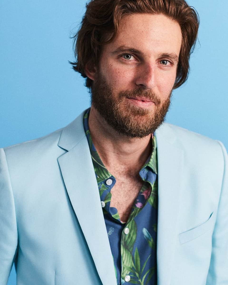 のインスタグラム：「@alex_hafner con traje de verano celeste y camisa tropical en los premios @gqspain . . . . . #art #arte #tailored #tailoring #elegant #shirts #cuffs #bespoke #bespokesuit #trajes #suit #bespokeshirts #trajesamedida #business #trajesmadrid #men #boy #guy #gentleman #tailor #fashion #actor #model #style #moda #wedding #shopinline #garciamadrid #campaña #chicosguaposvestidosdegarciamadrid」