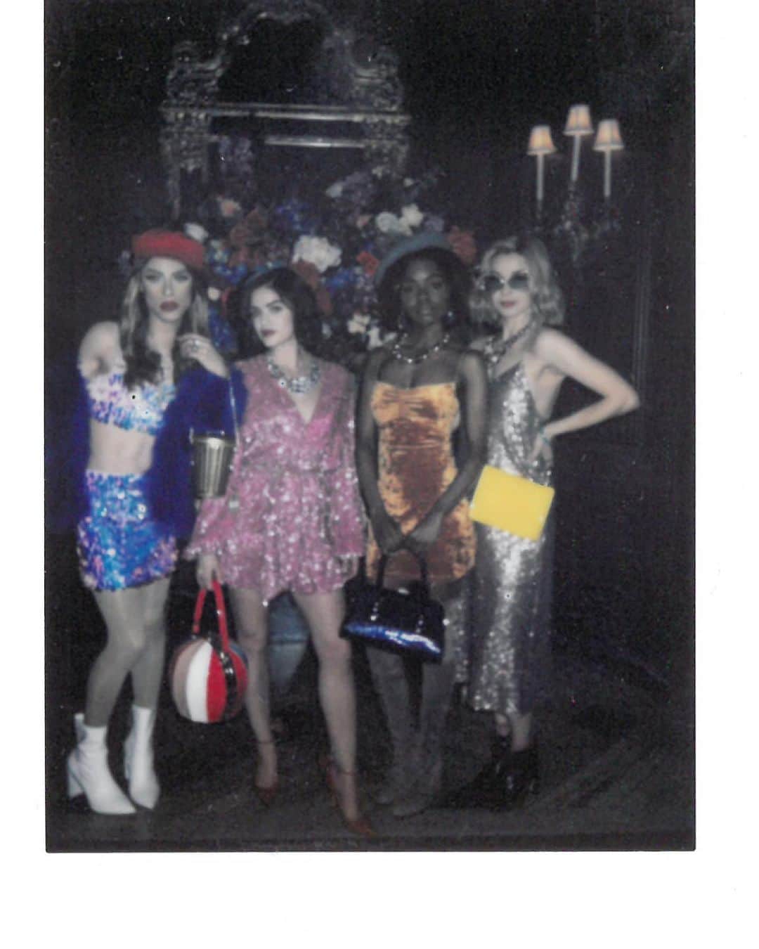 ルーシー・ヘイルさんのインスタグラム写真 - (ルーシー・ヘイルInstagram)「MEMO: “it’s super casual. Dress for comfort”  US : ☝🏻☝🏻☝🏻 @cw_katykeene」5月31日 0時32分 - lucyhale