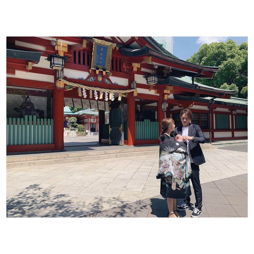 前原穂高のインスタグラム：「桜太のお宮参り⛩ 宮崎から親父とおかんも来てくれて 安産祈願の時と同じ日枝神社に行ったよー！ 天気も良くていい思い出になりました👍 ㅤㅤㅤ #お宮参り」