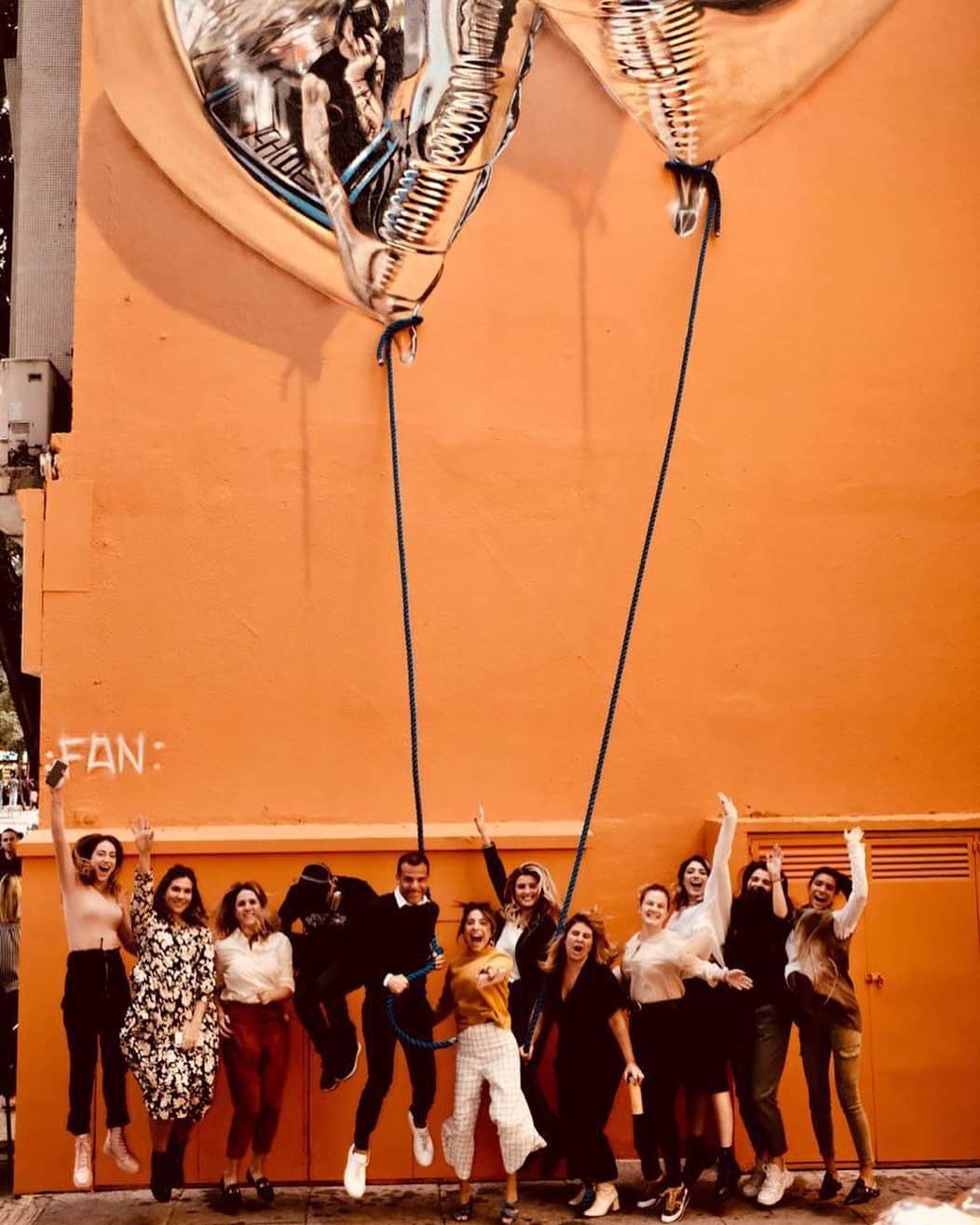 Schutzのインスタグラム：「#schutzreflectivelove by @fanakapan | Uma experiência instagramável to share with L🖤VE . Venha conhecer nossa nova coleção and share #schutzreflectivelove」