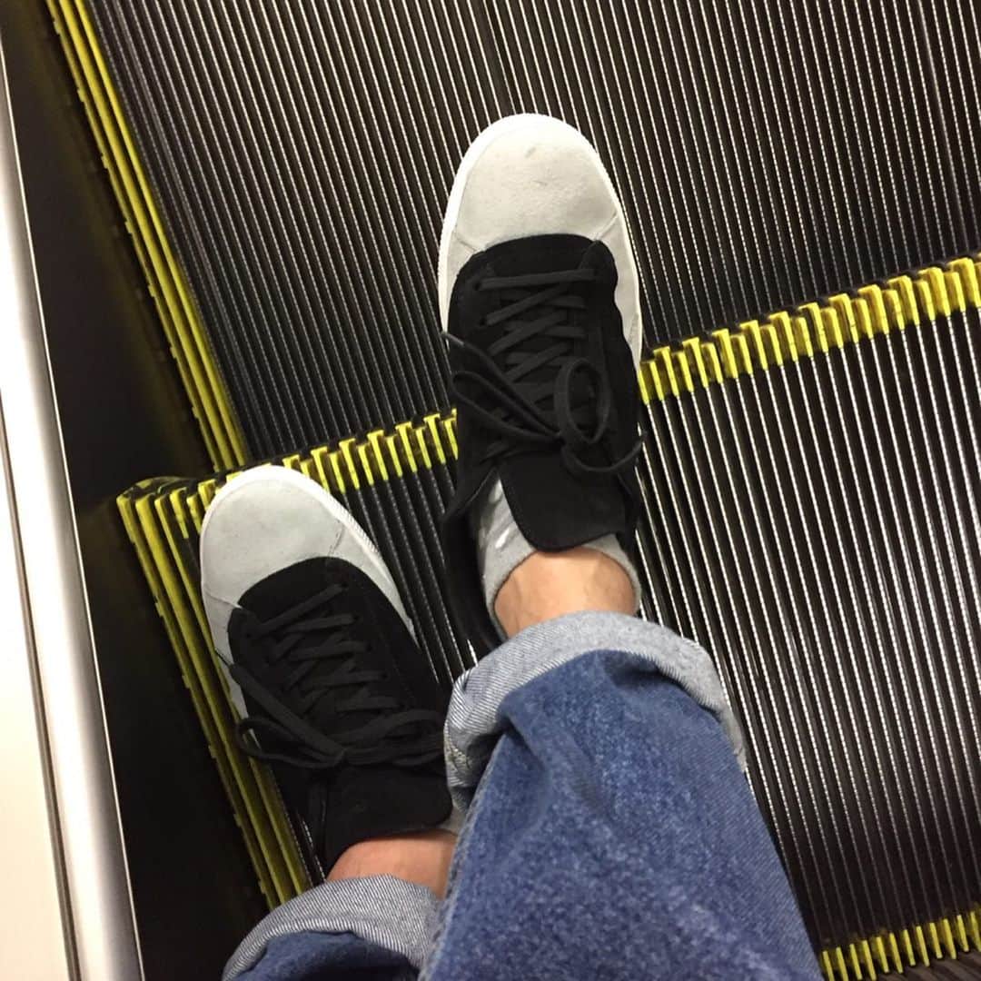 江崎峰史さんのインスタグラム写真 - (江崎峰史Instagram)「最近のお靴  #adidas#puma#月1の撮影限定で漫才の時履かせてもらってる謎の銀のやつ#doublefootwear#骨折した時靴入らんからギブスの時履いてたダブルマジックテープの靴」5月31日 0時43分 - ezakitakafumi